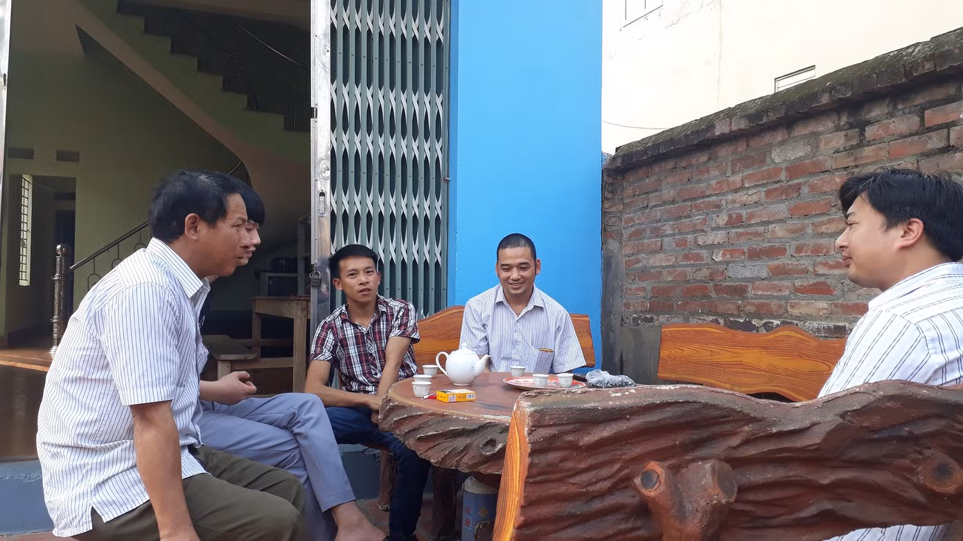 Cảm động nhóm bạn khuyết tật vượt khó bằng việc làm tai nghe, xâu vòng tay ảnh 2