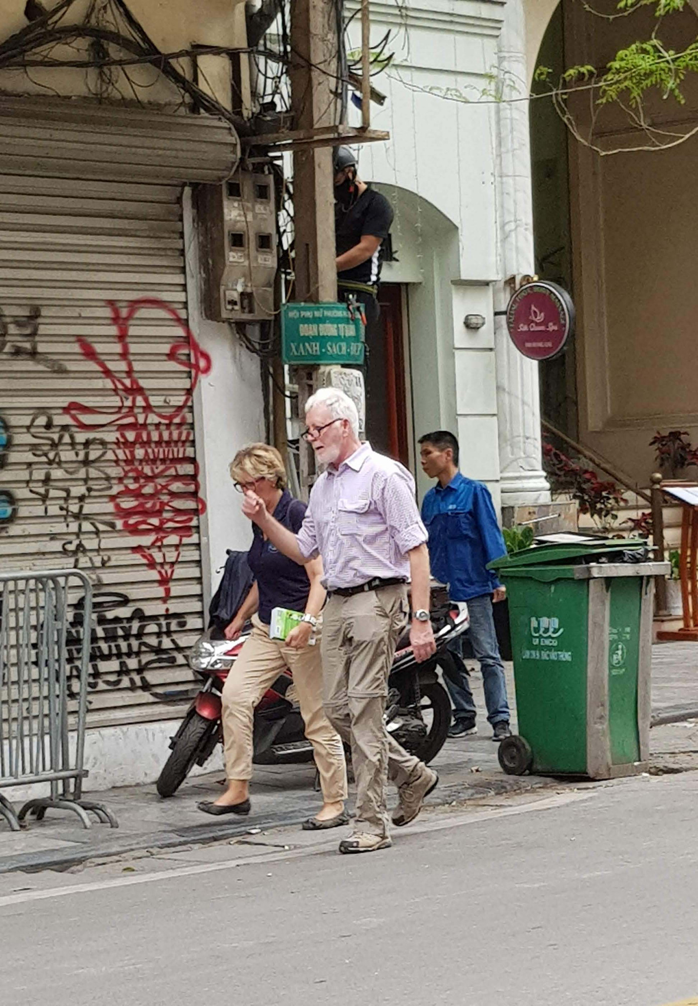 Lo ngại du khách nước ngoài ở Hà Nội không đeo khẩu trang nơi công cộng ảnh 5