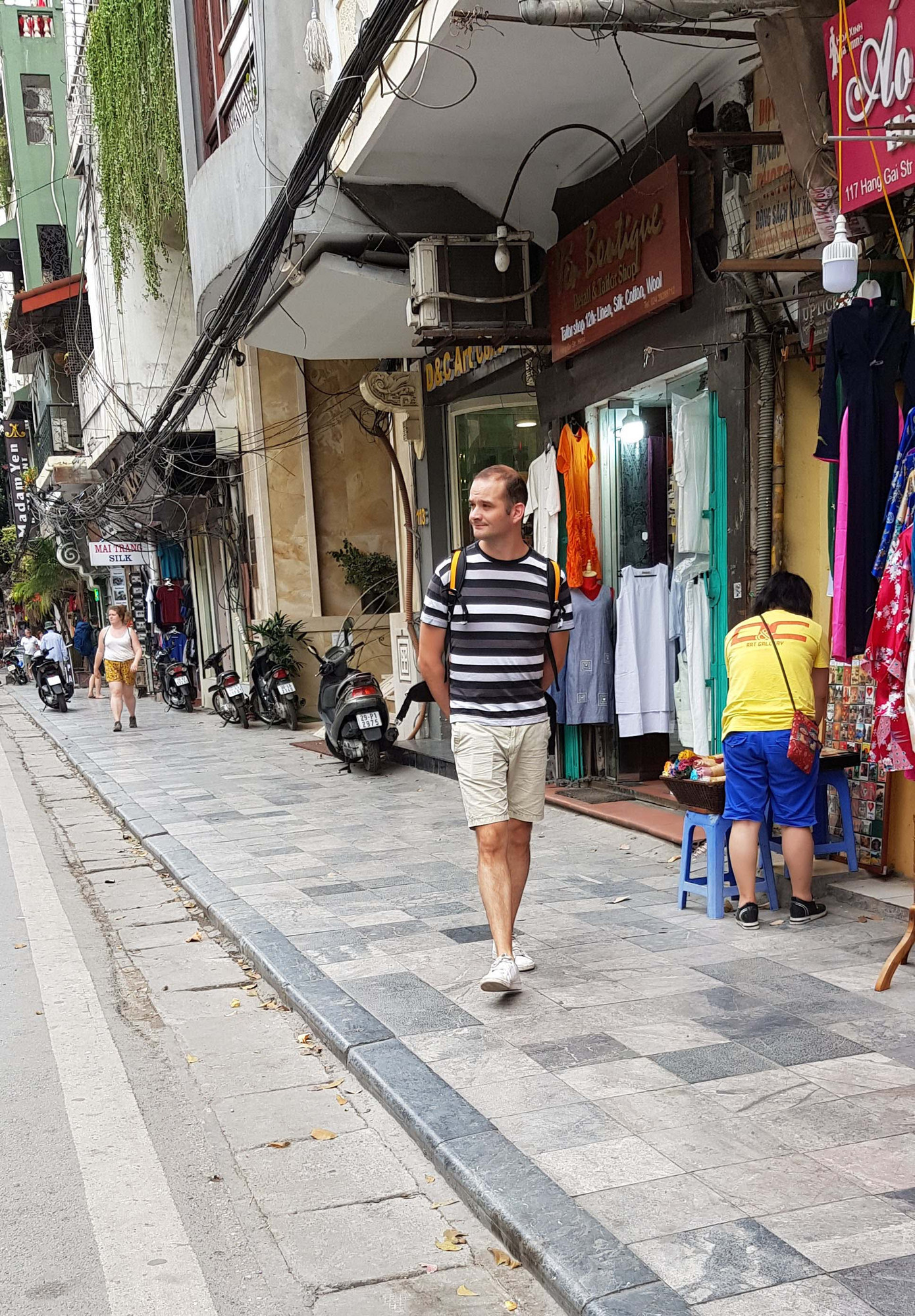 Lo ngại du khách nước ngoài ở Hà Nội không đeo khẩu trang nơi công cộng ảnh 3