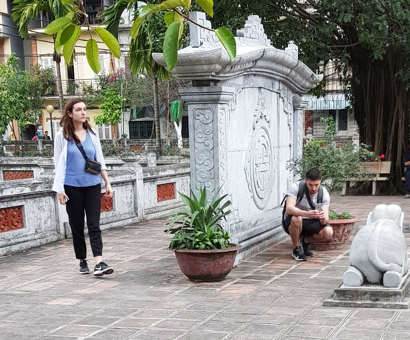 Lo ngại du khách nước ngoài ở Hà Nội không đeo khẩu trang nơi công cộng ảnh 14