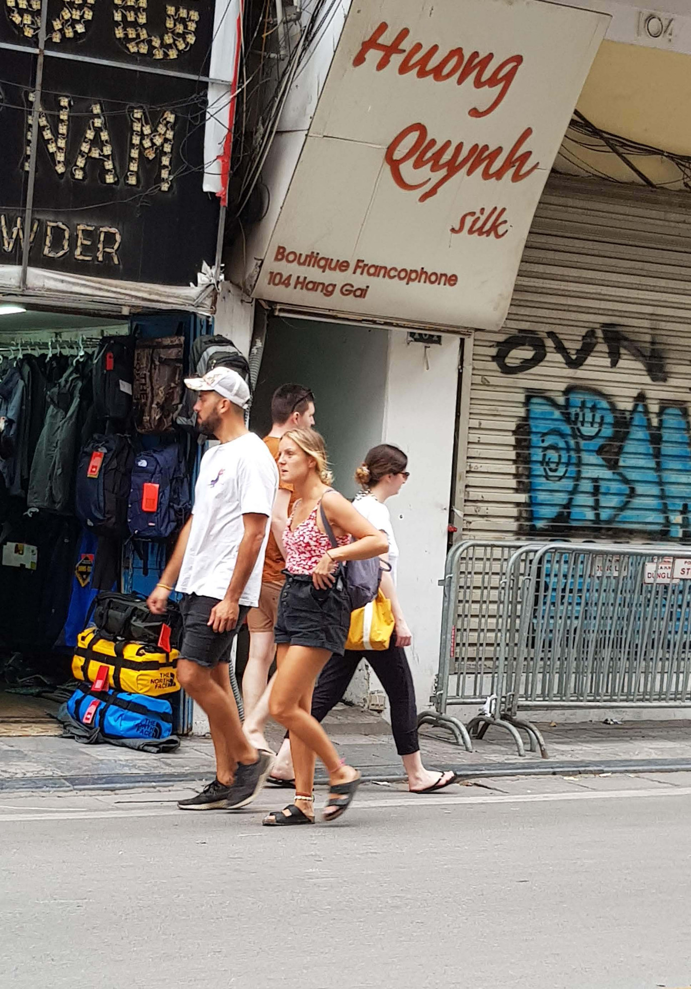 Lo ngại du khách nước ngoài ở Hà Nội không đeo khẩu trang nơi công cộng ảnh 4