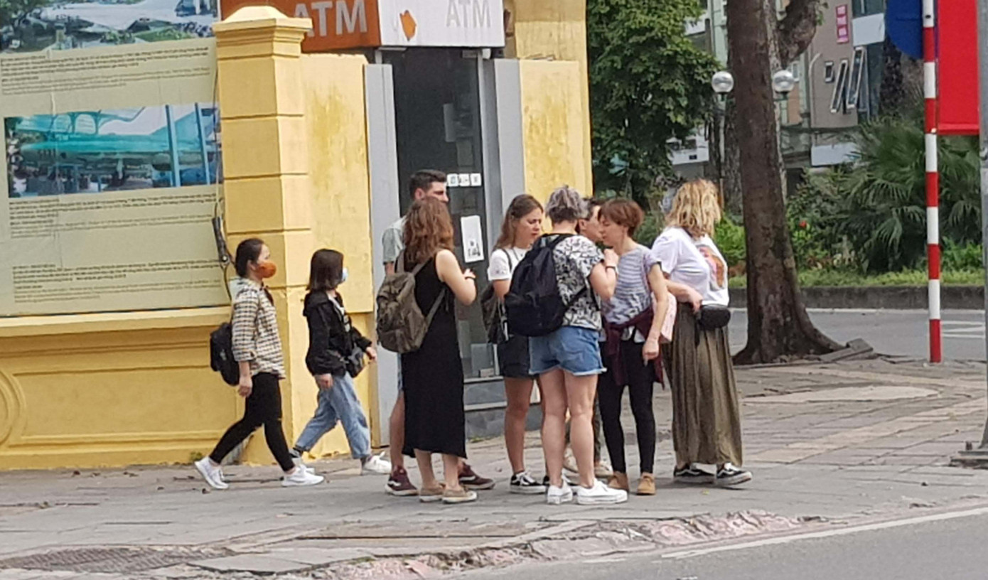 Lo ngại du khách nước ngoài ở Hà Nội không đeo khẩu trang nơi công cộng ảnh 13