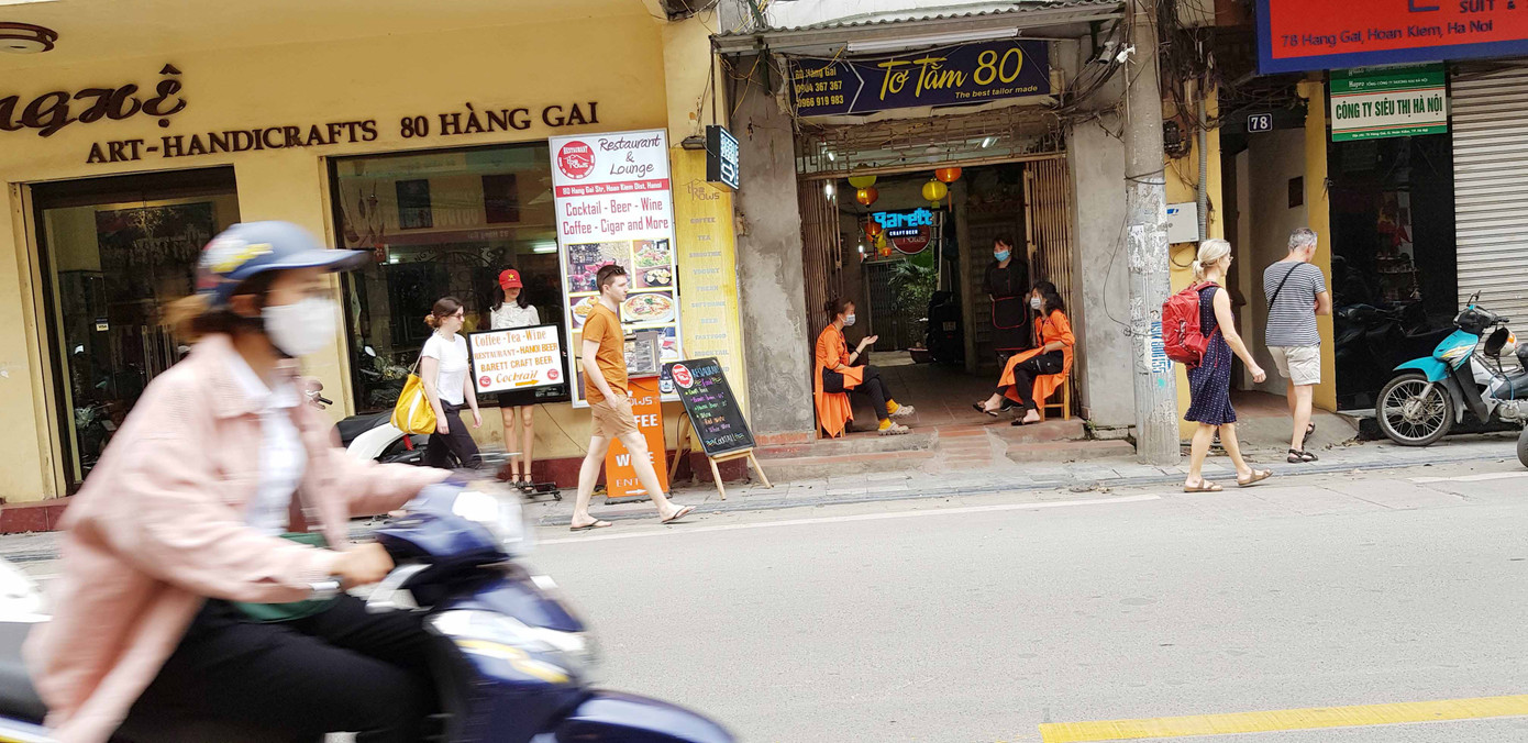 Lo ngại du khách nước ngoài ở Hà Nội không đeo khẩu trang nơi công cộng ảnh 6