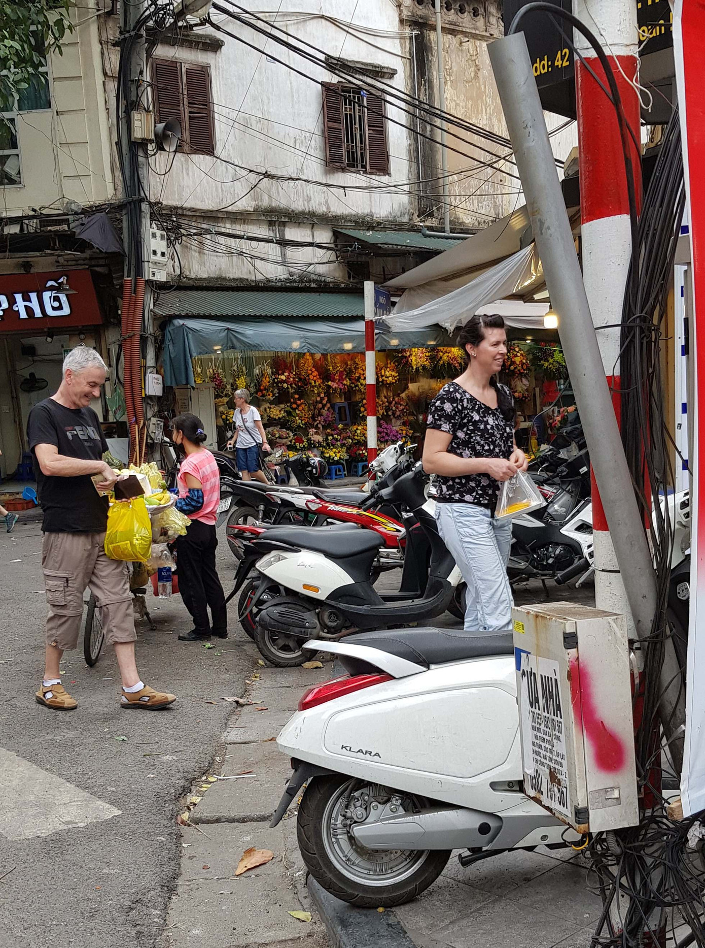 Lo ngại du khách nước ngoài ở Hà Nội không đeo khẩu trang nơi công cộng ảnh 8