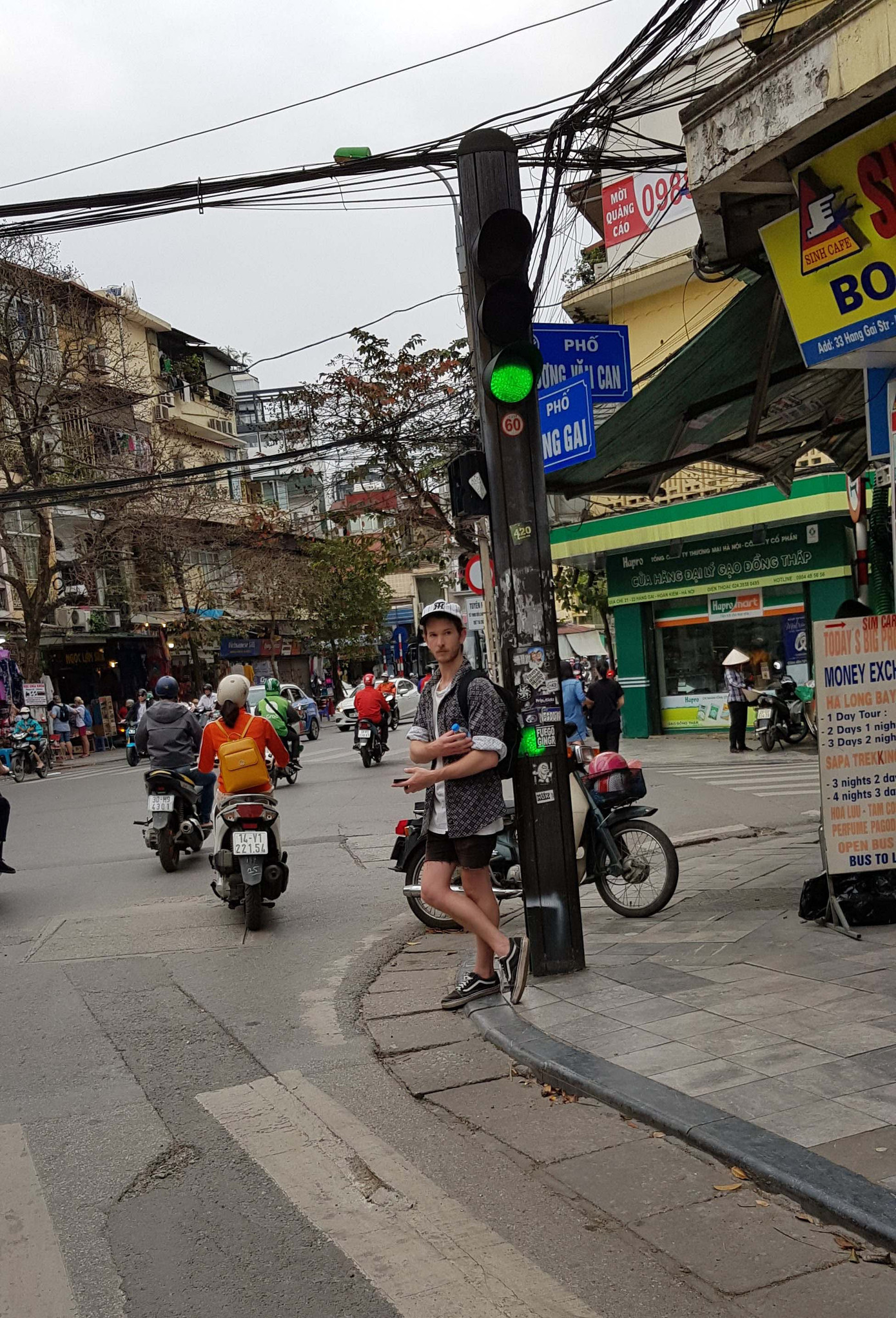 Lo ngại du khách nước ngoài ở Hà Nội không đeo khẩu trang nơi công cộng ảnh 7