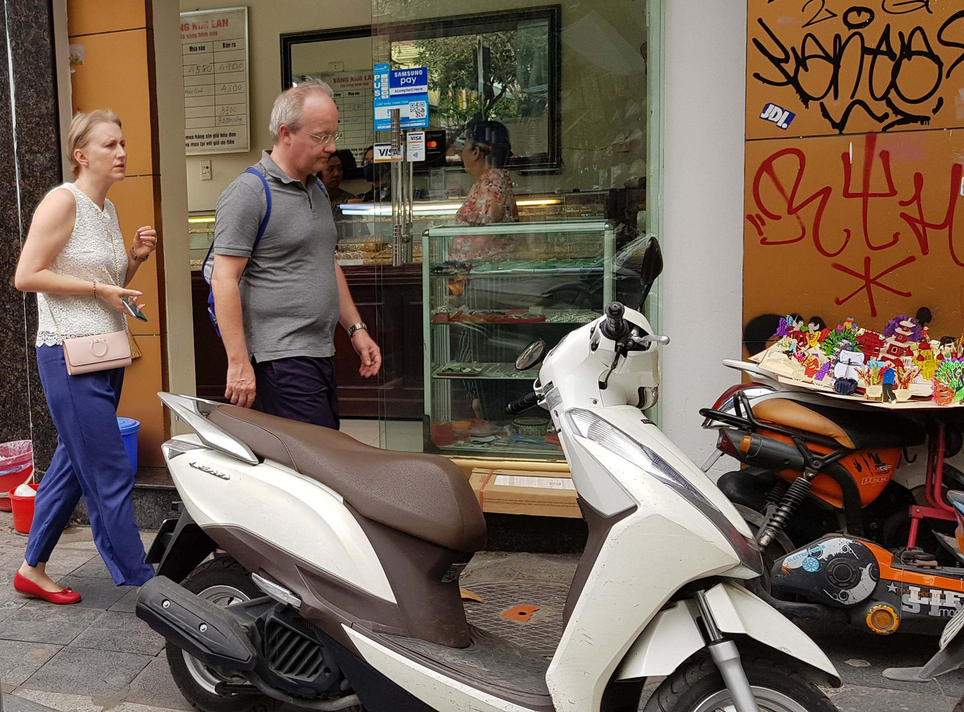 Lo ngại du khách nước ngoài ở Hà Nội không đeo khẩu trang nơi công cộng ảnh 11