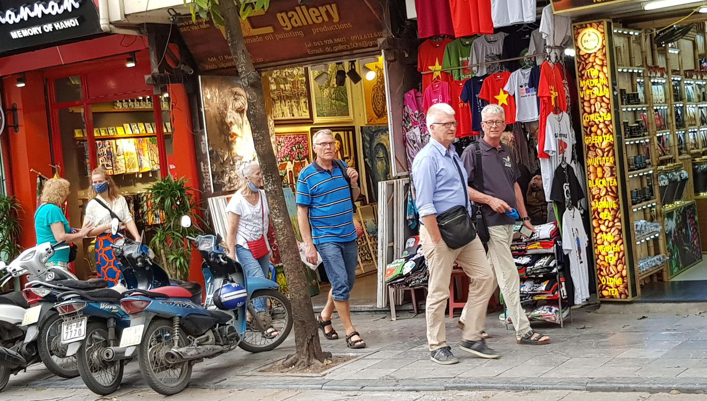 Lo ngại du khách nước ngoài ở Hà Nội không đeo khẩu trang nơi công cộng ảnh 12