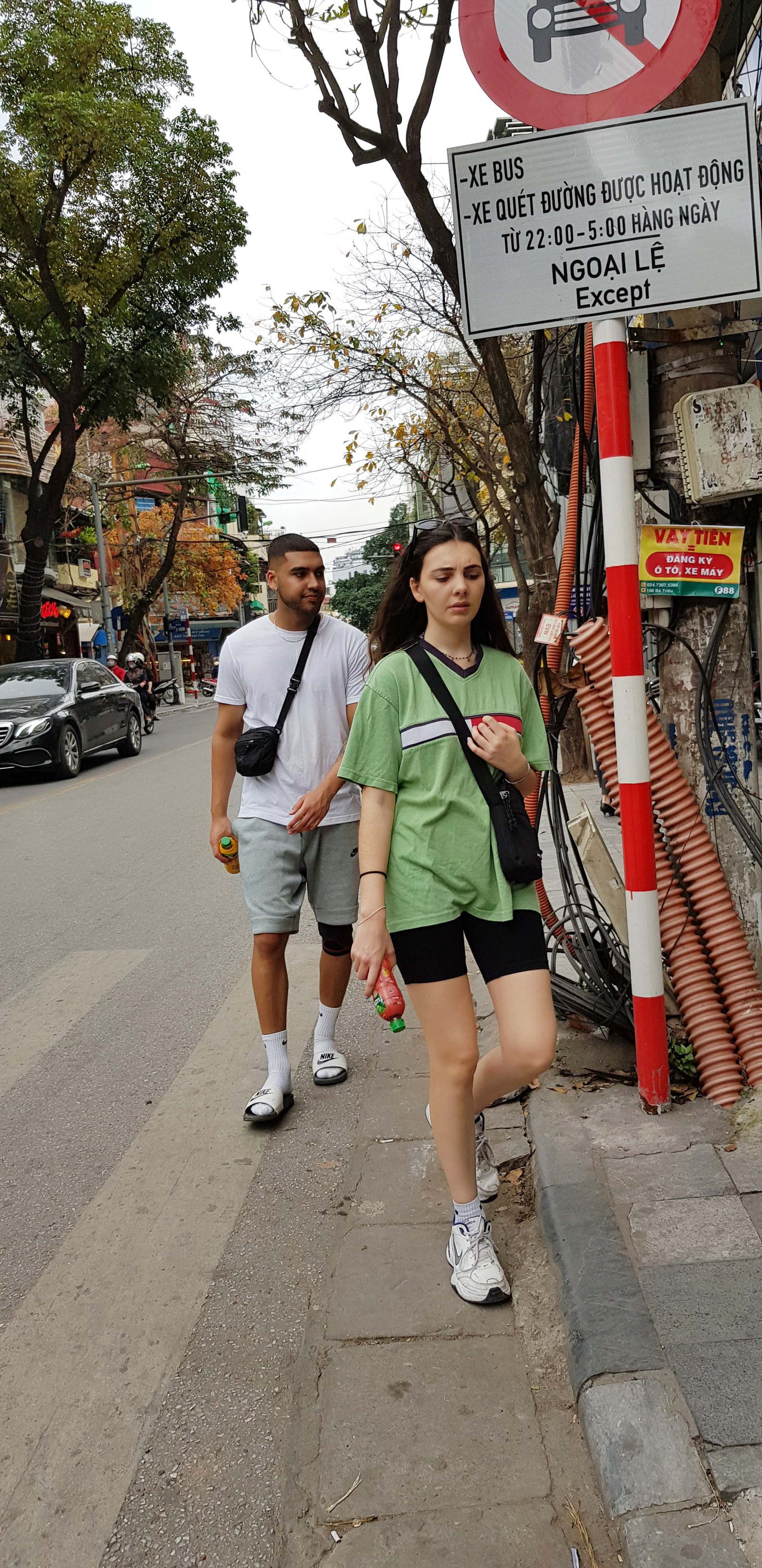 Lo ngại du khách nước ngoài ở Hà Nội không đeo khẩu trang nơi công cộng ảnh 2