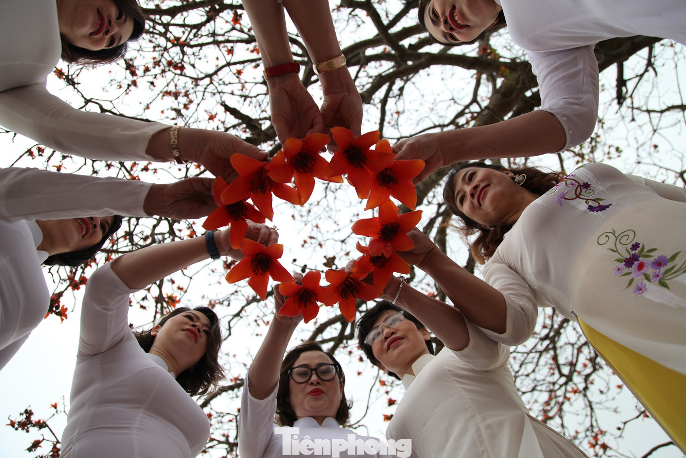 Dòng người tấp nập đổ về chiêm ngưỡng cây gạo cổ thụ ở Bắc Giang ảnh 9