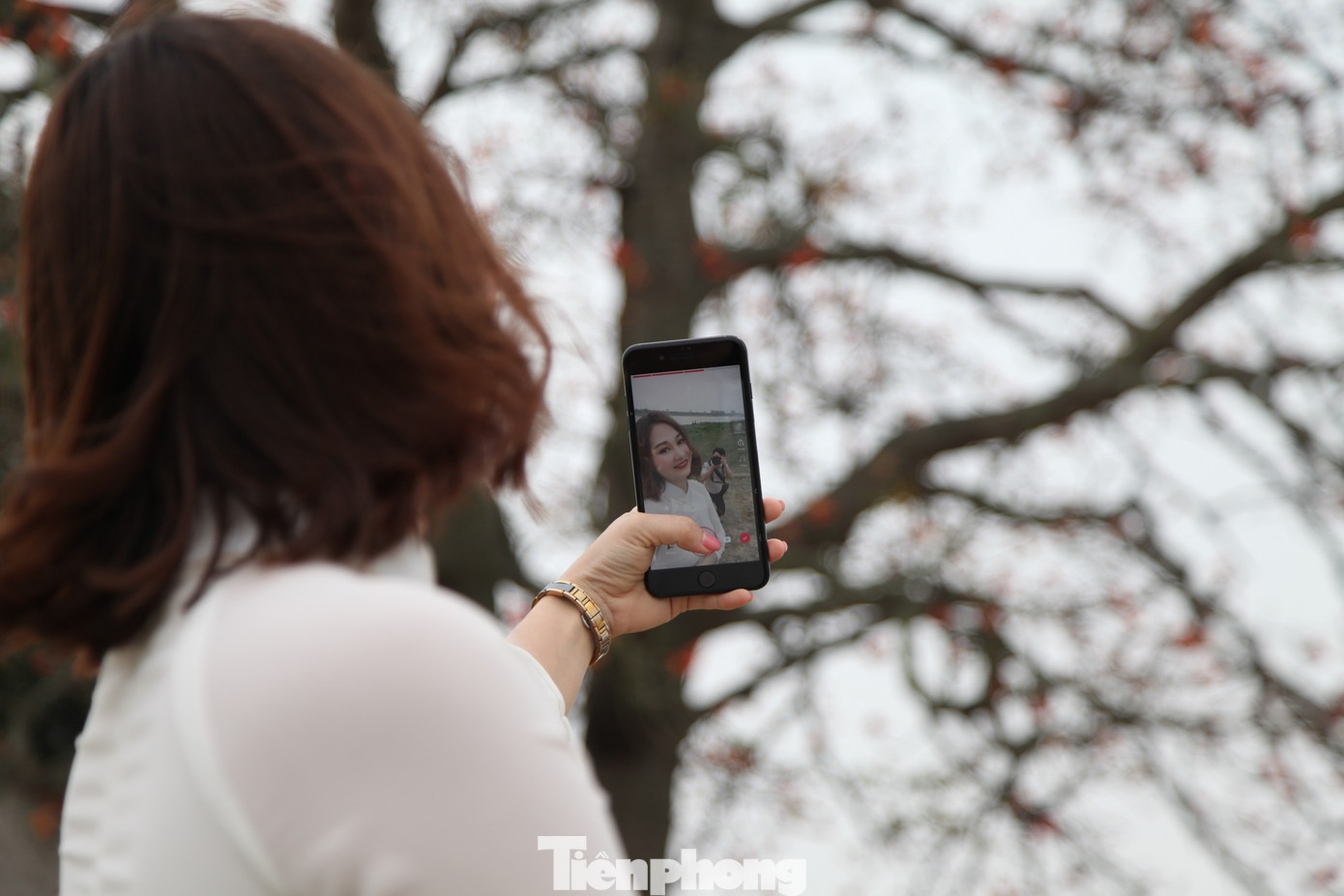 Dòng người tấp nập đổ về chiêm ngưỡng cây gạo cổ thụ ở Bắc Giang ảnh 13