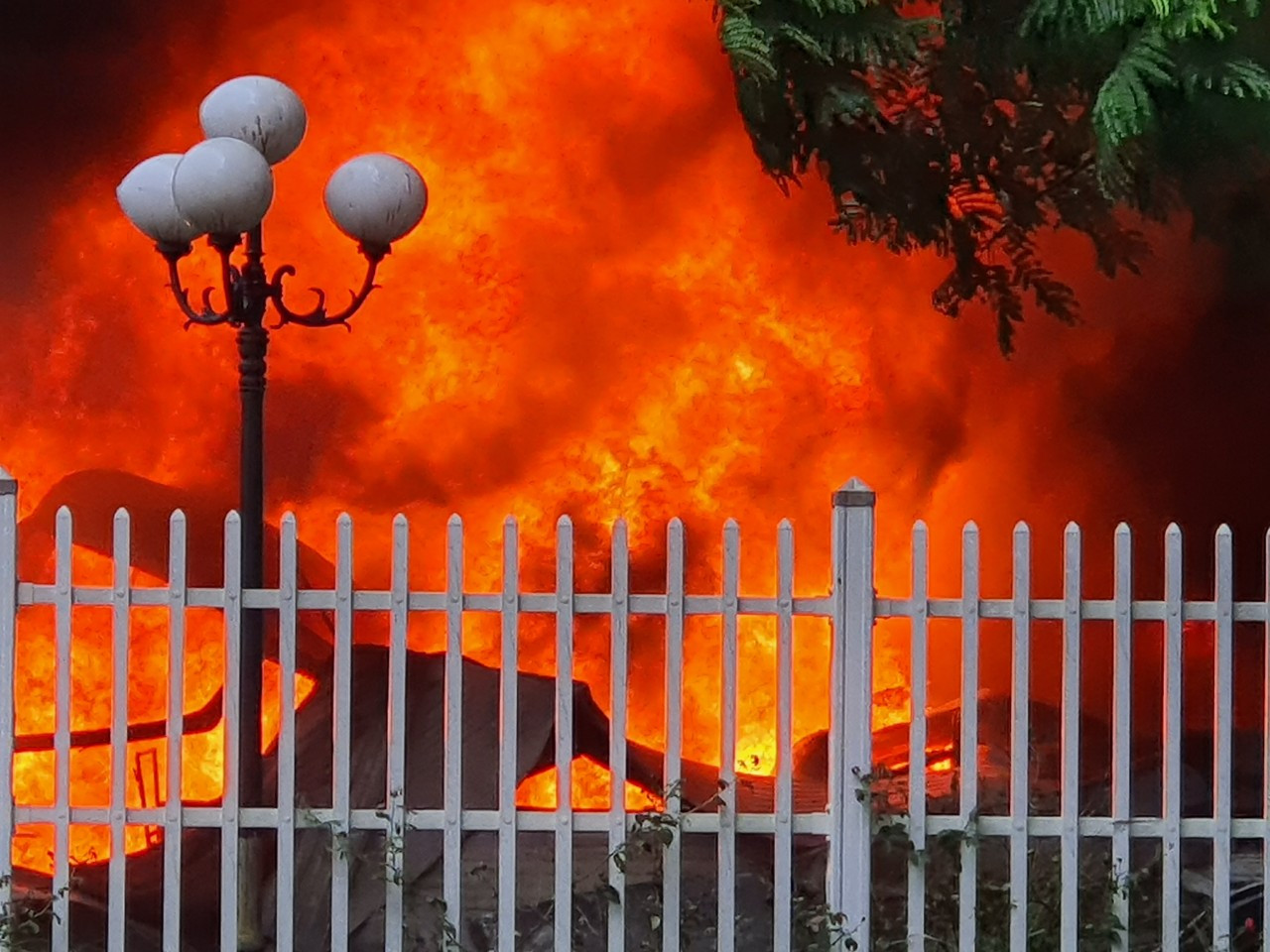 Kho sơn khu công nghiệp ở Bắc Ninh chìm trong biển lửa ảnh 1