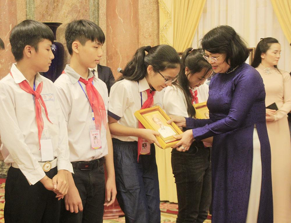 130 đại biểu Cháu ngoan Bác Hồ tỉnh Bắc Giang về Hà Nội báo công dâng Bác ảnh 2