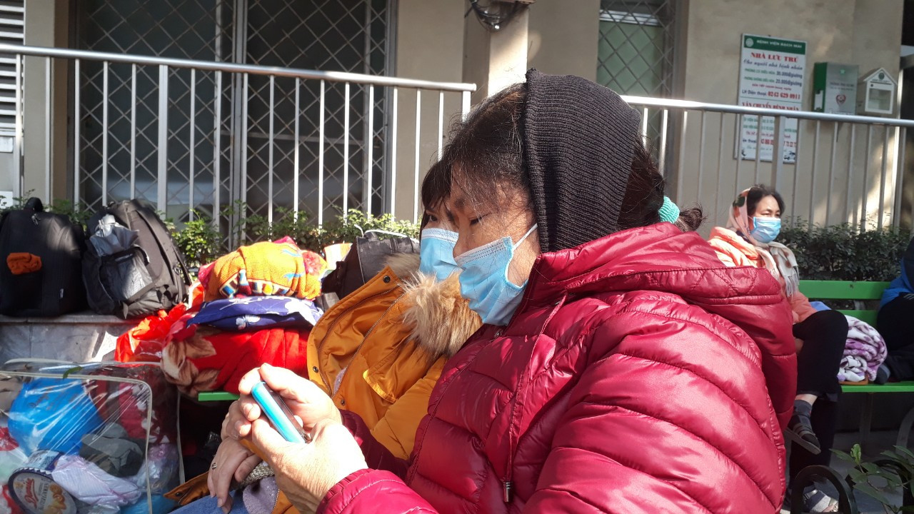 Người dân Thủ đô đồng loạt đeo khẩu trang tại bệnh viện, bến xe, siêu thị ảnh 4