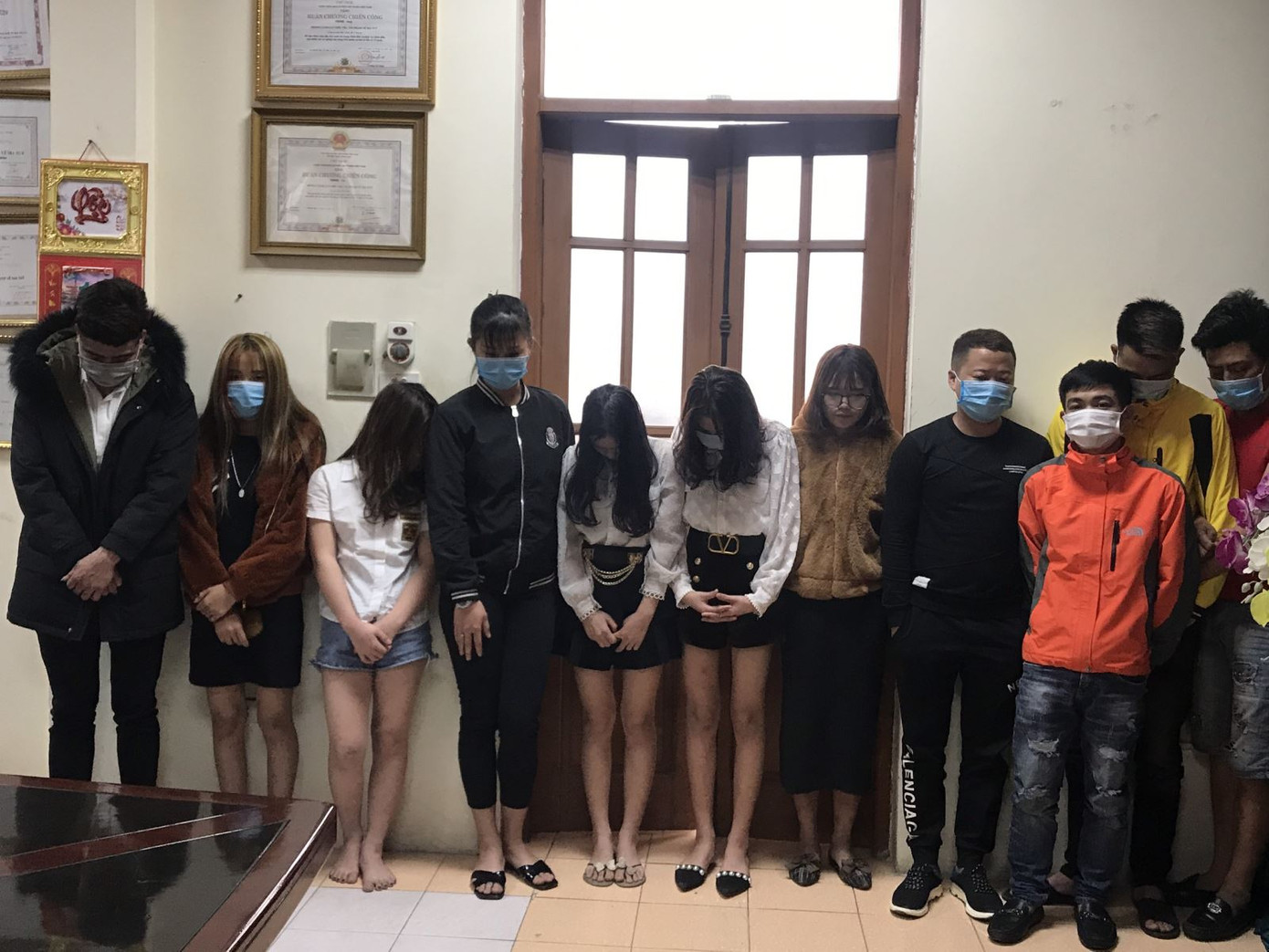 Bắt quả tang 24 thanh niên bay lắc trong quán karaoke lúc nửa đêm ảnh 1