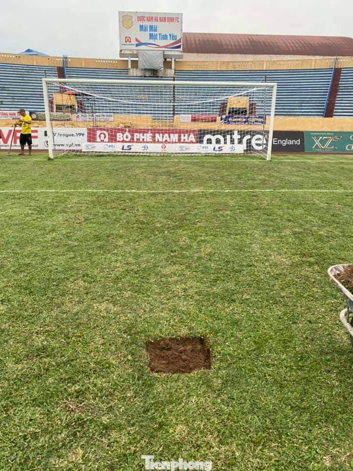 Siết chặt an ninh sân Thiên Trường sau sự cố xuất hiện vật lạ nghi 'bùa yểm' ảnh 4