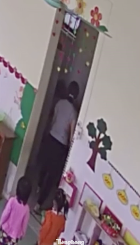 Giáo viên bị tố bạo hành, dọa cho trẻ 15 tháng tuổi uống nước bồn cầu ảnh 2