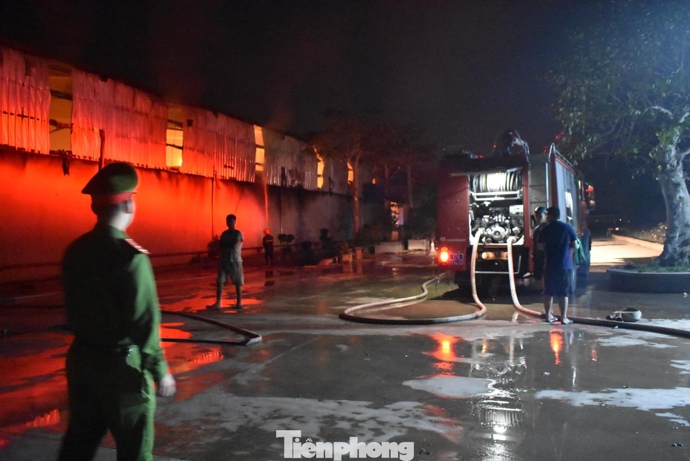 Cháy kho bông rộng trên 2000m2 trong cụm công nghiệp ảnh 3
