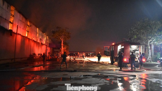 Cháy kho bông rộng trên 2000m2 trong cụm công nghiệp ảnh 4