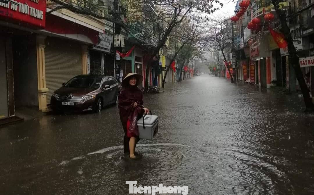 Nam Định ngập sâu, người dân 'thúc thủ' trong nhà ngày mùng 1 Tết ảnh 11