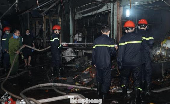 Cháy chợ trong đêm, hàng chục ki ốt bị thiêu rụi ảnh 4