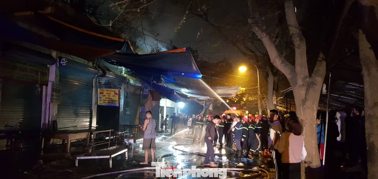 Cháy chợ trong đêm, hàng chục ki ốt bị thiêu rụi ảnh 6