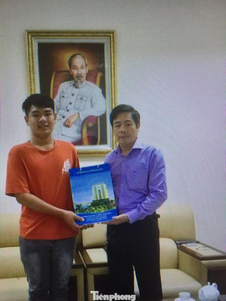 Hiệu trưởng ĐH Y Dược Thái Bình đích thân đón nam sinh 10 năm cõng bạn nhập học ảnh 1