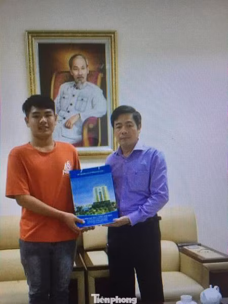 Hiệu trưởng ĐH Y Dược Thái Bình đích thân đón nam sinh 10 năm cõng bạn nhập học ảnh 1