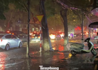 Mưa lớn kéo dài, các tuyến phố Thái Bình thất thủ, biến thành sông ảnh 9