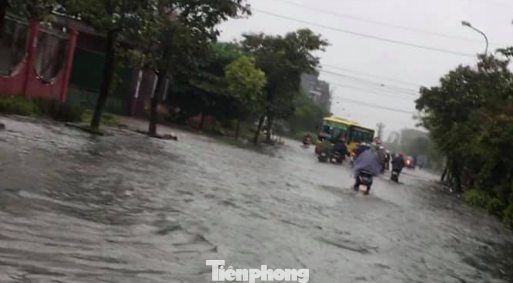 Mưa lớn kéo dài, các tuyến phố Thái Bình thất thủ, biến thành sông ảnh 6