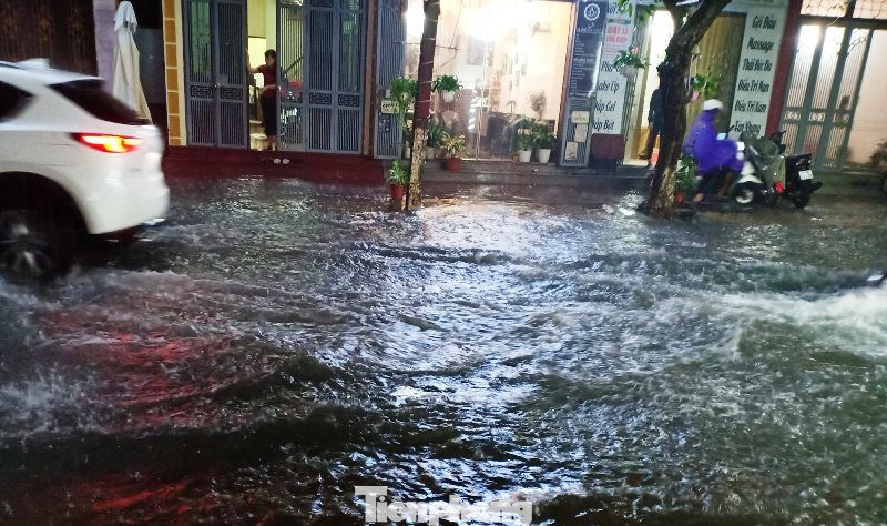 Mưa lớn kéo dài, các tuyến phố Thái Bình thất thủ, biến thành sông ảnh 13