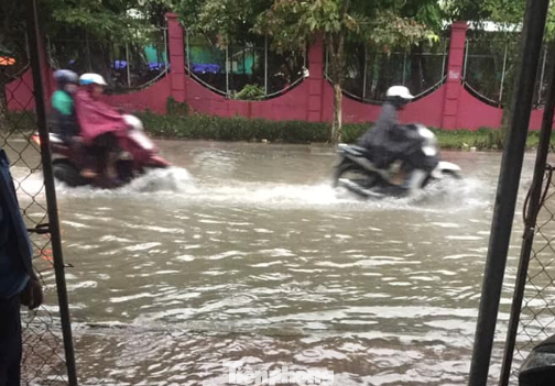 Mưa lớn kéo dài, các tuyến phố Thái Bình thất thủ, biến thành sông ảnh 18