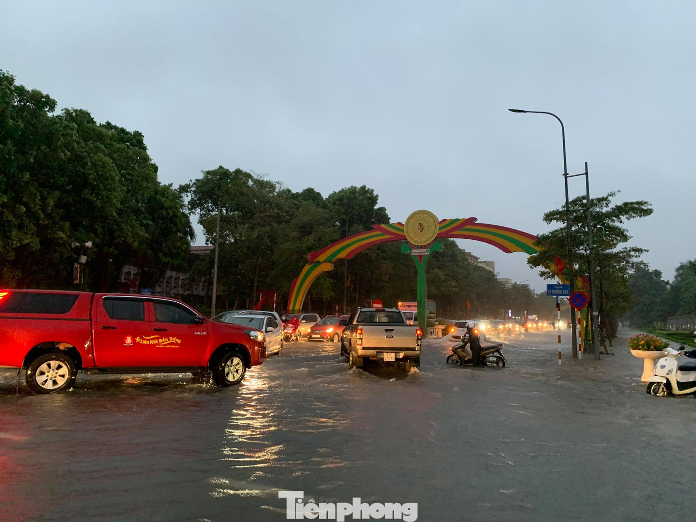 Mưa lớn kéo dài, các tuyến phố Thái Bình thất thủ, biến thành sông ảnh 11