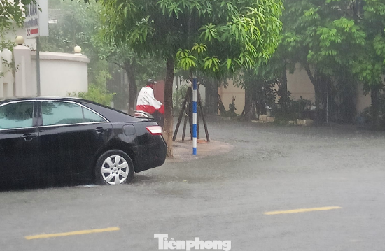 Mưa lớn kéo dài, các tuyến phố Thái Bình thất thủ, biến thành sông ảnh 8