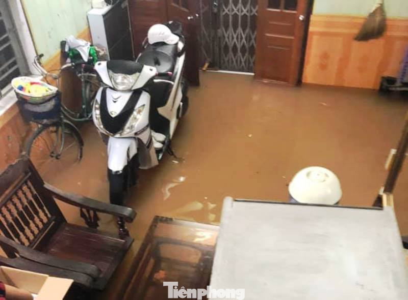 Mưa lớn kéo dài, các tuyến phố Thái Bình thất thủ, biến thành sông ảnh 16