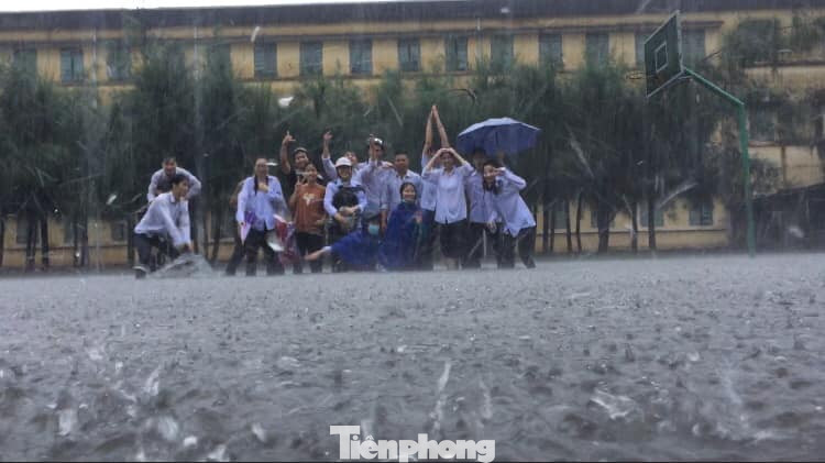 Mưa lớn kéo dài, các tuyến phố Thái Bình thất thủ, biến thành sông ảnh 5