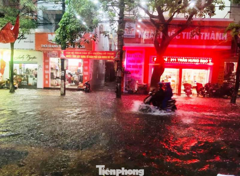 Mưa lớn kéo dài, các tuyến phố Thái Bình thất thủ, biến thành sông ảnh 19