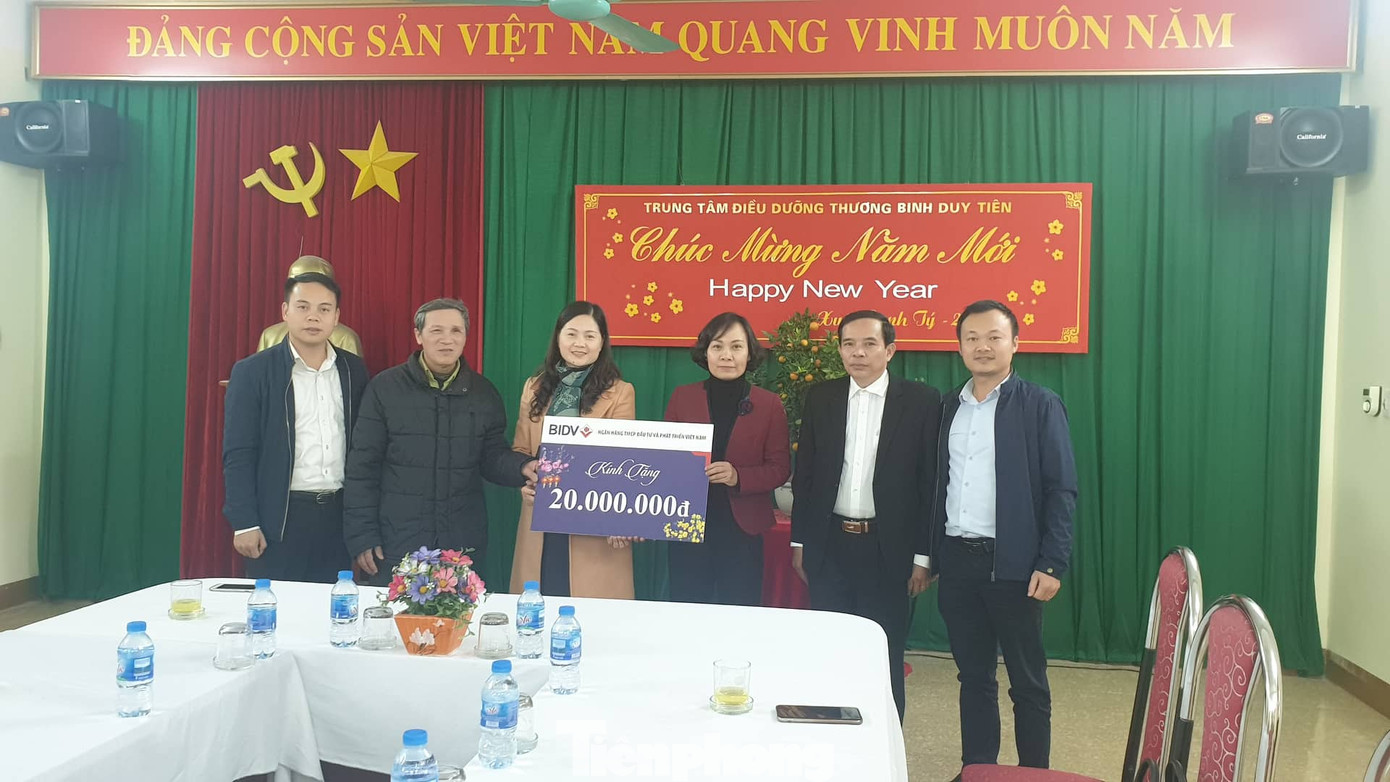Báo Tiền Phong và Ngân hàng BIDV tri ân, tặng quà thương binh nặng tại Hà Nam ảnh 3