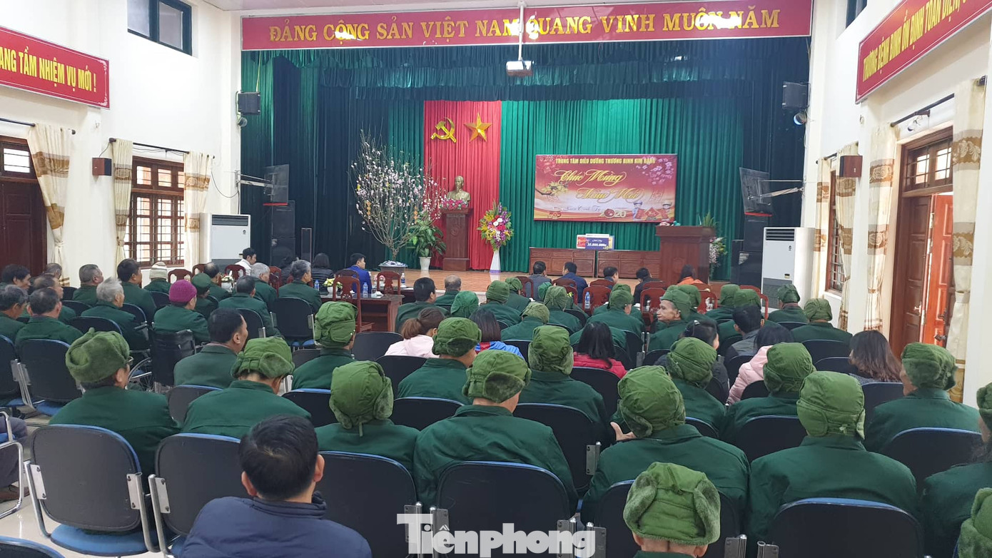 Báo Tiền Phong và Ngân hàng BIDV tri ân, tặng quà thương binh nặng tại Hà Nam ảnh 8