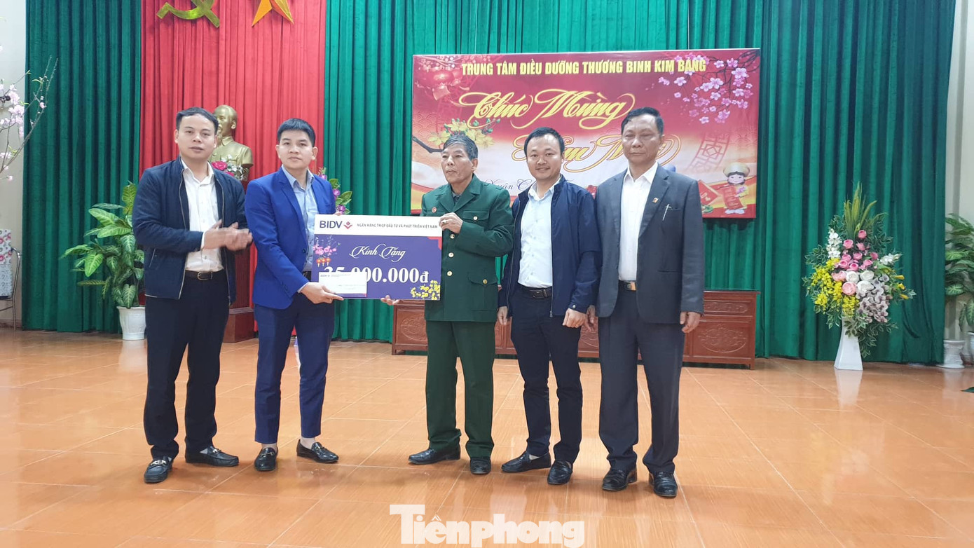 Báo Tiền Phong và Ngân hàng BIDV tri ân, tặng quà thương binh nặng tại Hà Nam ảnh 2