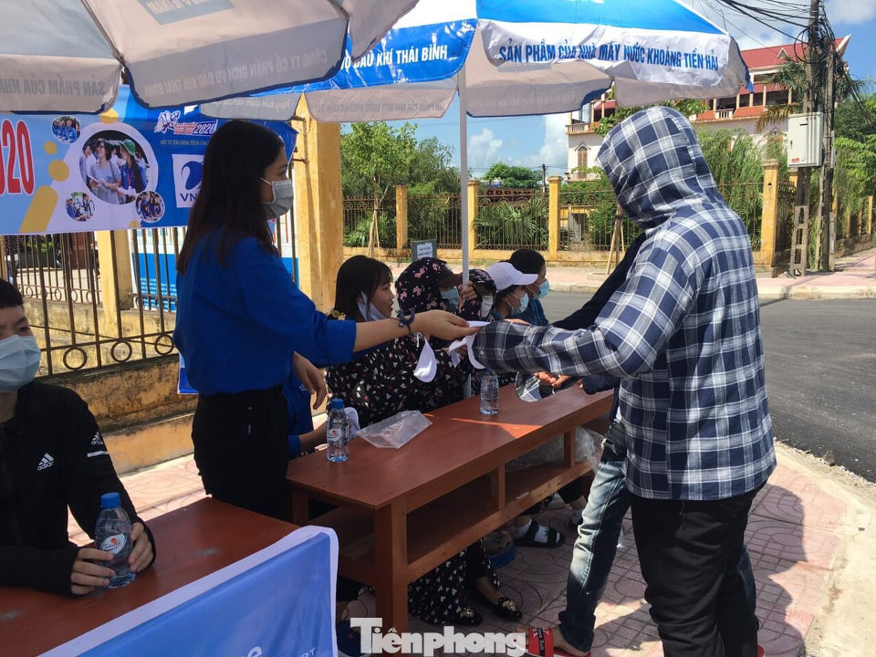 Hơn 500 sinh viên tình nguyện Thái Bình xuống đường tiếp sức mùa thi ảnh 10