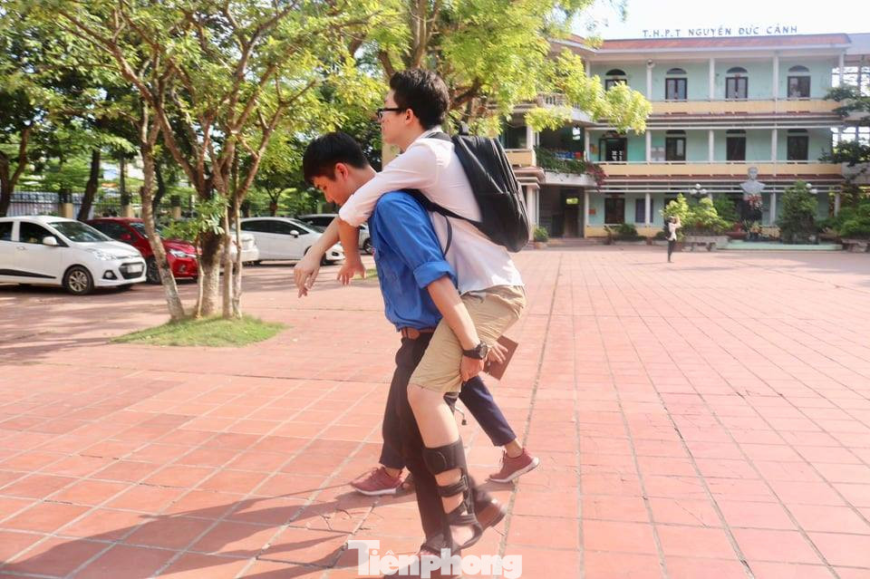 Hơn 500 sinh viên tình nguyện Thái Bình xuống đường tiếp sức mùa thi ảnh 15