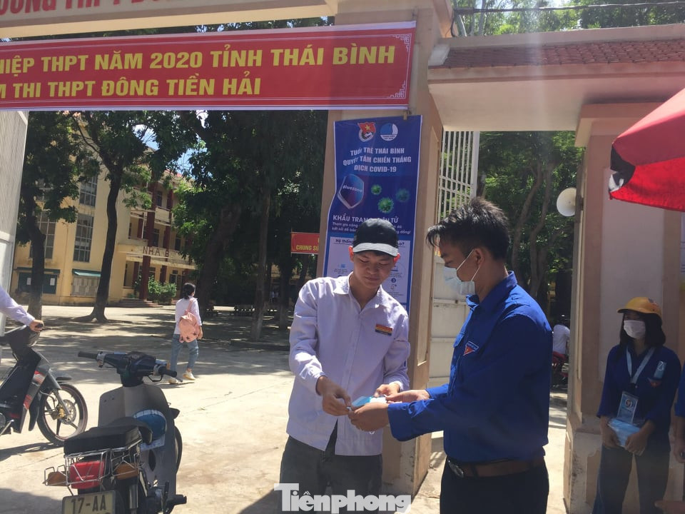 Hơn 500 sinh viên tình nguyện Thái Bình xuống đường tiếp sức mùa thi ảnh 9