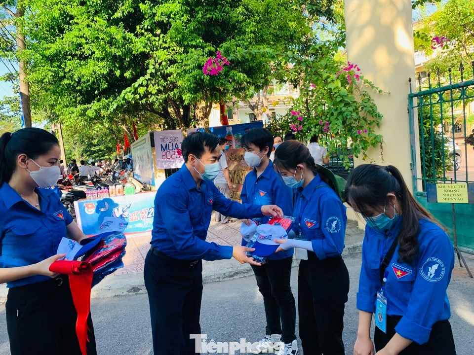 Hơn 500 sinh viên tình nguyện Thái Bình xuống đường tiếp sức mùa thi ảnh 3