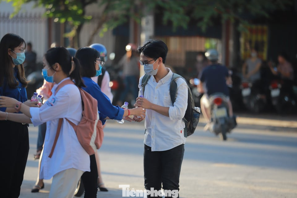 Hơn 500 sinh viên tình nguyện Thái Bình xuống đường tiếp sức mùa thi ảnh 6