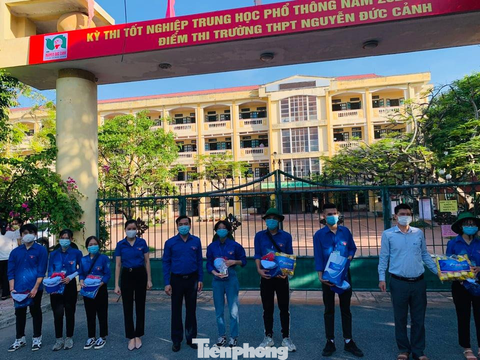 Hơn 500 sinh viên tình nguyện Thái Bình xuống đường tiếp sức mùa thi ảnh 1