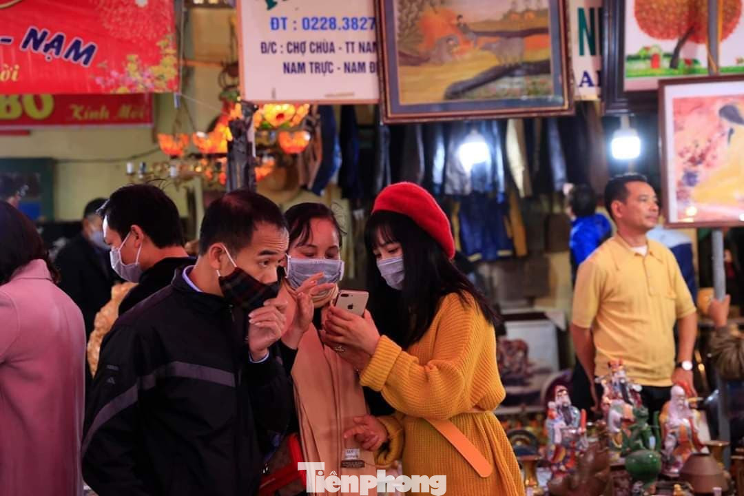 Bất chấp dịch, hàng vạn người vẫn chen lấn dự chợ Viềng Nam Định ảnh 23