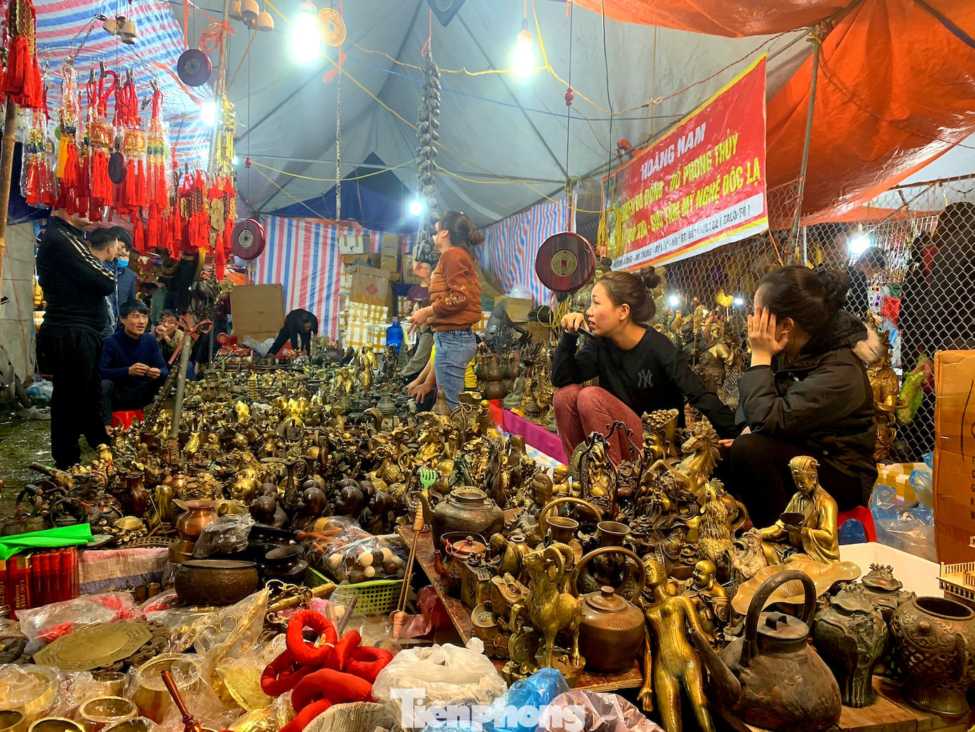 Bất chấp dịch, hàng vạn người vẫn chen lấn dự chợ Viềng Nam Định ảnh 15