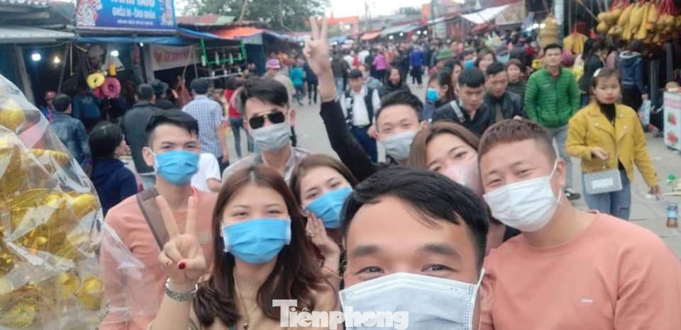 Bất chấp dịch, hàng vạn người vẫn chen lấn dự chợ Viềng Nam Định ảnh 24