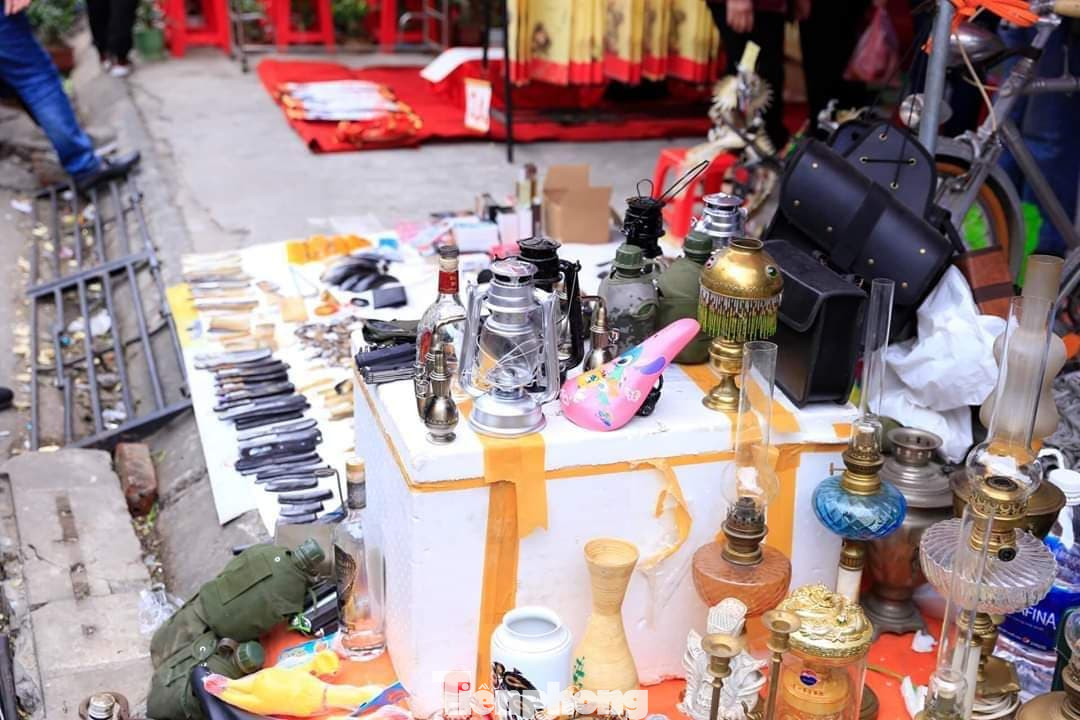 Bất chấp dịch, hàng vạn người vẫn chen lấn dự chợ Viềng Nam Định ảnh 12