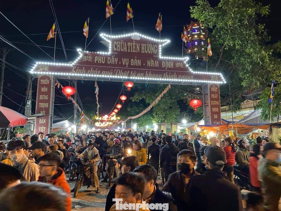 Bất chấp dịch, hàng vạn người vẫn chen lấn dự chợ Viềng Nam Định ảnh 20